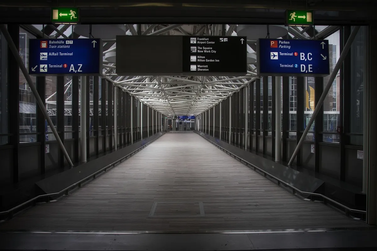 Corredor com aparador e desorganização