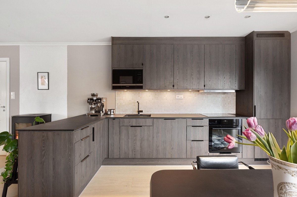 Intérieur d'un placard de cuisine moderne bien rangé