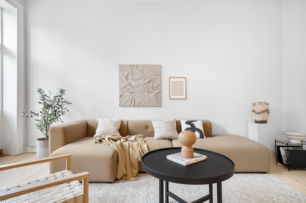 Lampadaire design dans un coin de salon avec lumière tamisée.