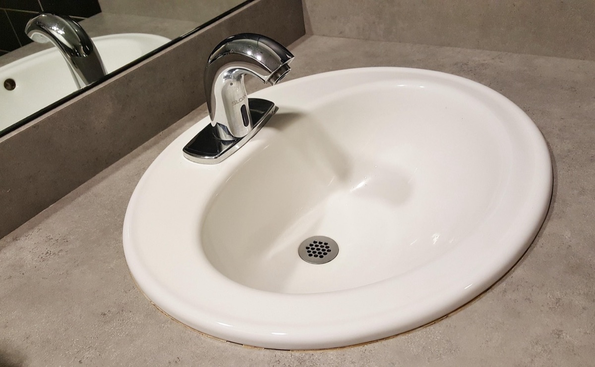 Robinet de cuisine moderne et propre dans une petite cuisine minimaliste.
