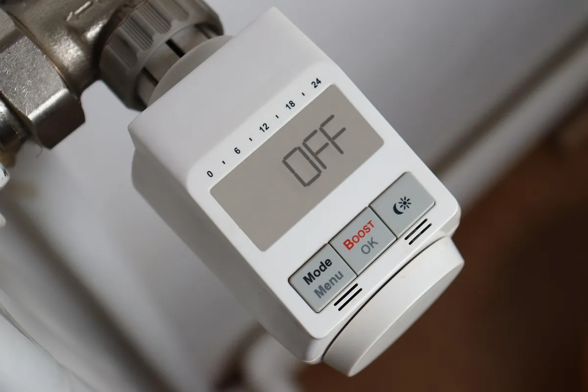 energy crisis, thermostat, heating, cooler, temperature, radiator, heat, cold, warmth, energy, heating costs, regulate, temperature controller, to adjust, save