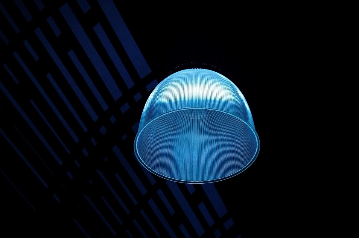lampadina in stanza, installazione di un'unità di illuminazione