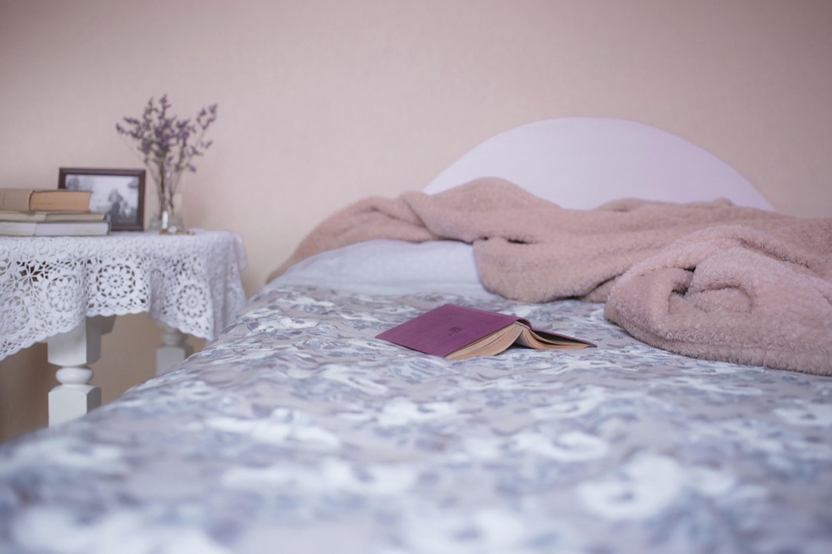 Stauraumboxen unter dem Bett zur optimalen Platznutzung.