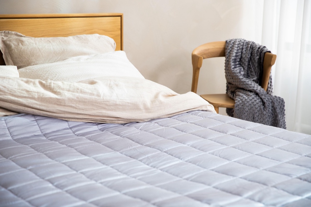 Contenedores de almacenamiento debajo de la cama para maximizar el espacio en dormitorios pequeños.