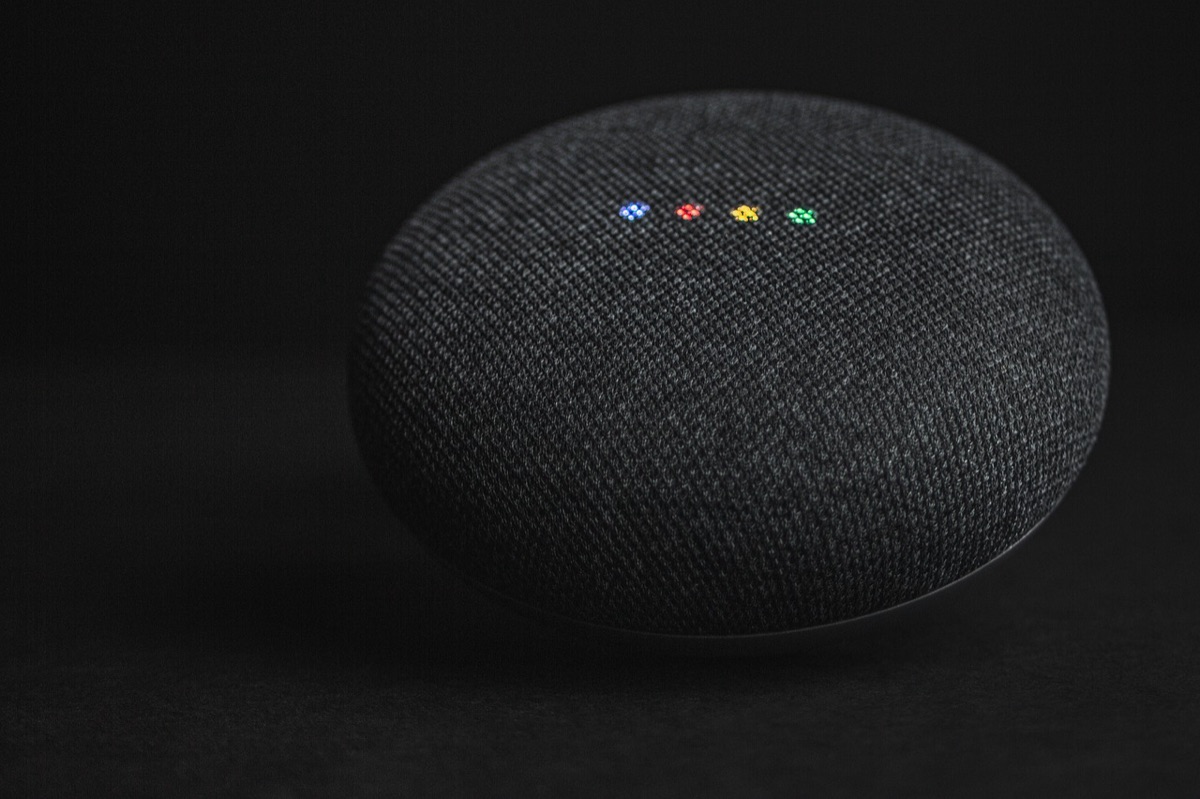 Smart speaker met USB-aansluitingen en LED-licht